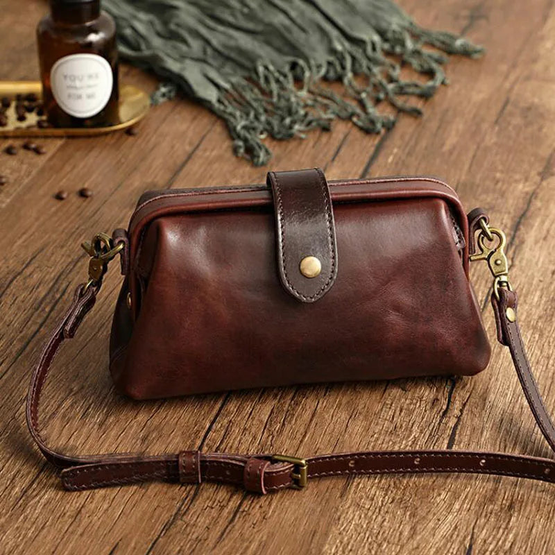 Herdis | Klassische und kompakte Tasche in warmem Cognac-Ton