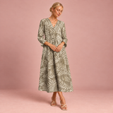 Figurschmeichelndes Sommerkleid mit Print