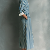 Damenhemdkleid in Blau und Weiß mit roter Brusttasche