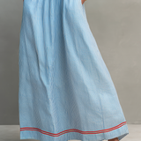 Minimalistisches, gestreiftes Maxikleid für Damen mit roten Akzenten und Spaghettiträgern