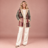 Scarlet – Bordeauxroter Sherpa-Mantel mit geometrischem Muster