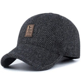 Klassische Wintermütze mit Ohrenschutz und Snapback-Design