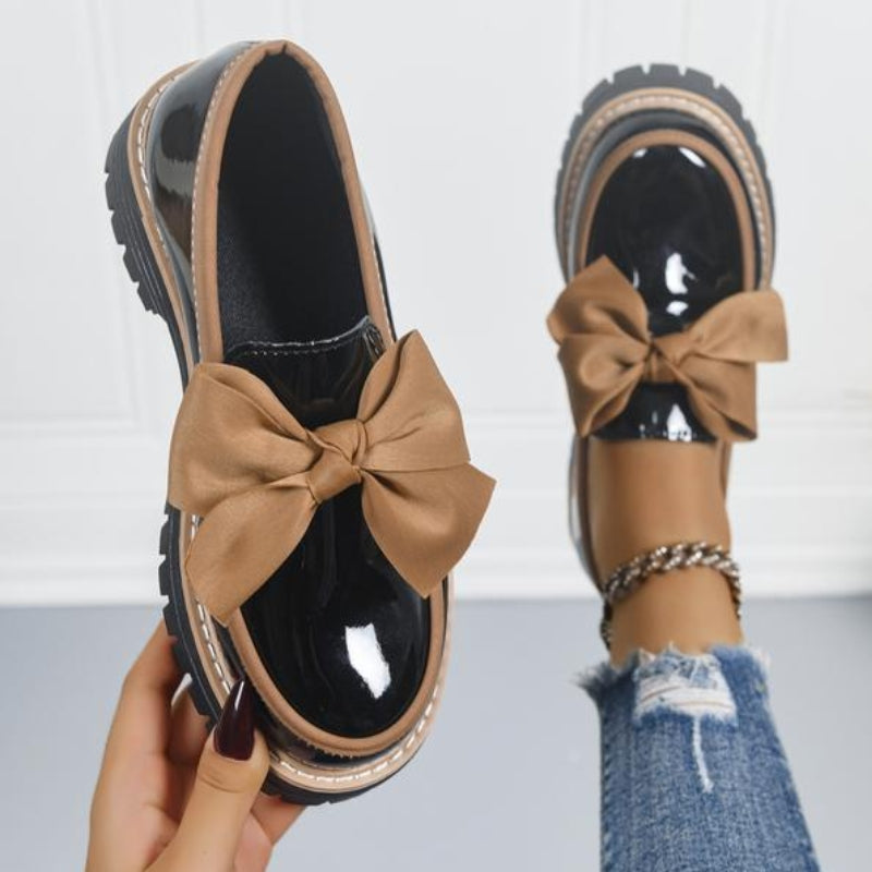 Glänzende grüne Slipper mit chunky gepolsterter Sohle