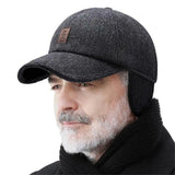 Klassische Wintermütze mit Ohrenschutz und Snapback-Design