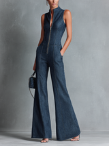 Dunkelblauer, ärmelloser Jumpsuit im Retro-Stil für Damen mit Stehkragen, ausgestelltem Schnitt und Reißverschluss vorne.
