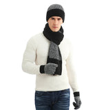 Strickset mit Wollmütze, Handschuhen und Schal