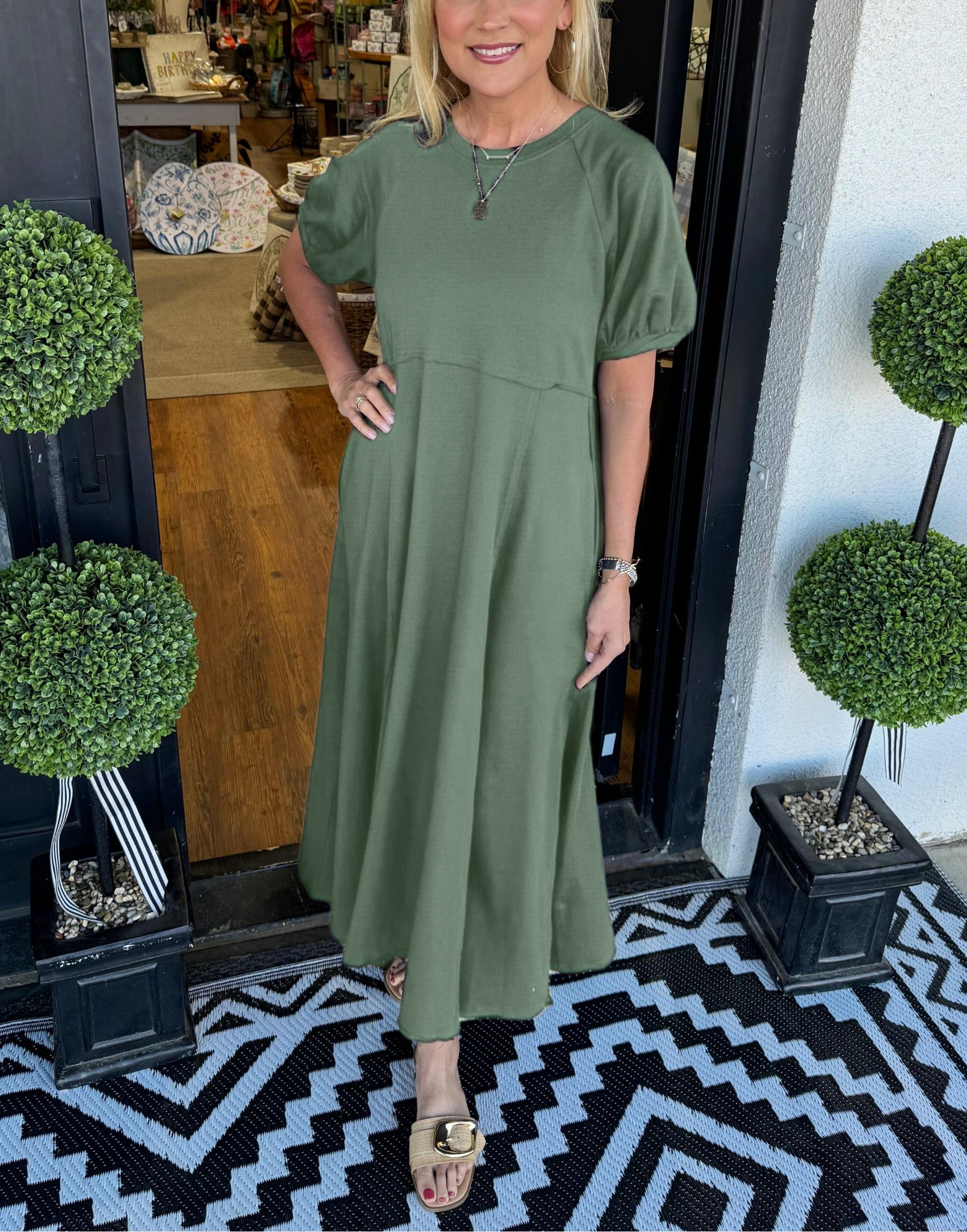Elegantes Maxi-Kleid mit Puffärmeln und Rundhalsausschnitt