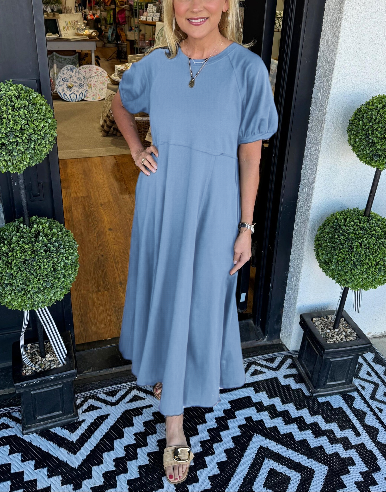 Elegantes Maxi-Kleid mit Puffärmeln und Rundhalsausschnitt