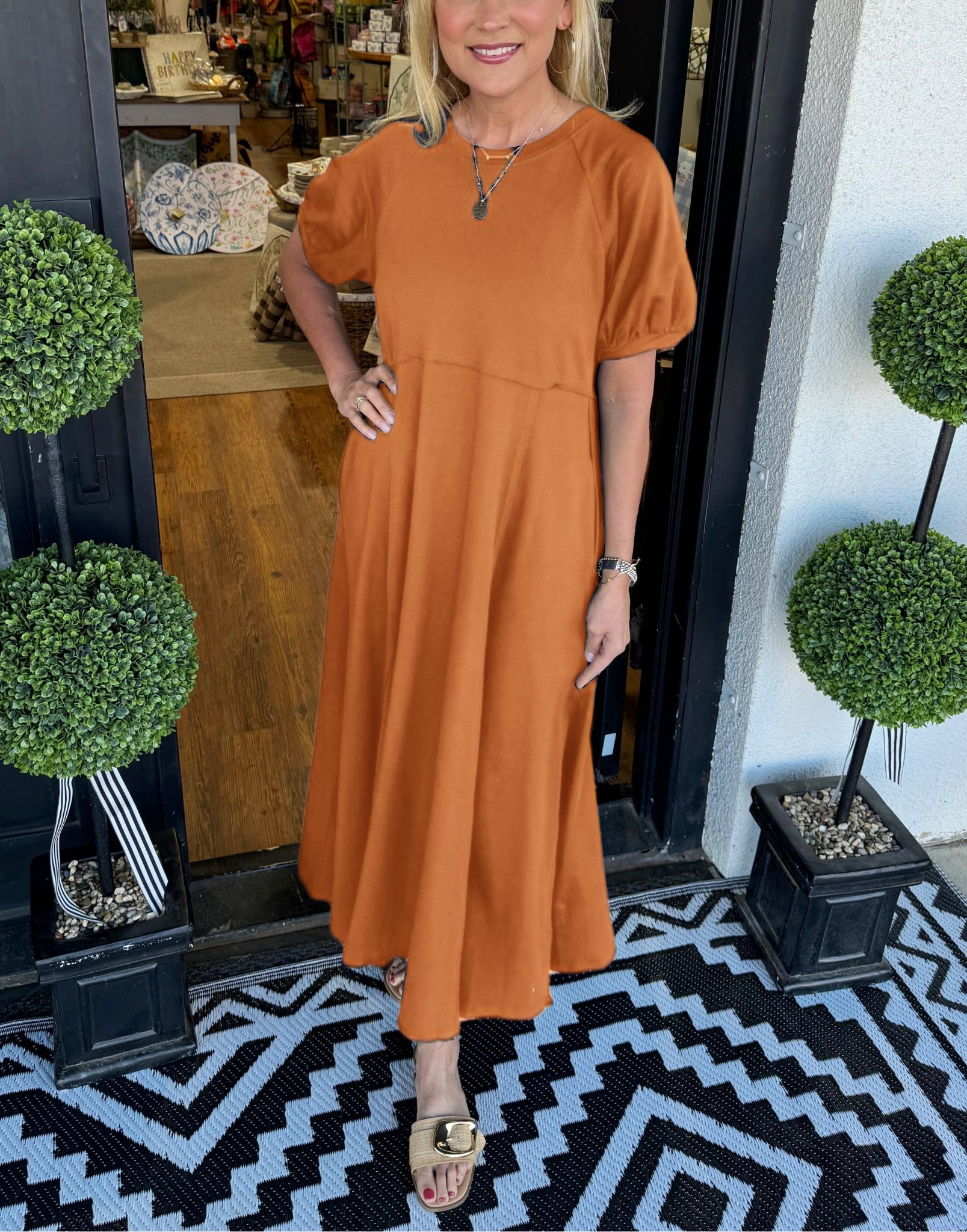 Elegantes Maxi-Kleid mit Puffärmeln und Rundhalsausschnitt