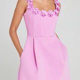 Cindy | Feminines Mini-Kleid mit Blumenapplikationen