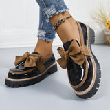 Glänzende grüne Slipper mit chunky gepolsterter Sohle