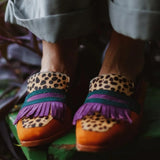 LOAFER MIT FRANSEN UND TIERDRUCK