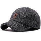Klassische Wintermütze mit Ohrenschutz und Snapback-Design