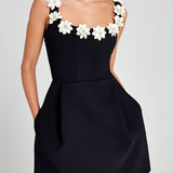 Cindy | Feminines Mini-Kleid mit Blumenapplikationen