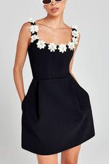Cindy | Feminines Mini-Kleid mit Blumenapplikationen