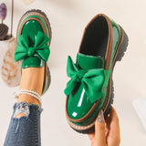 Glänzende grüne Slipper mit chunky gepolsterter Sohle
