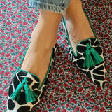 SPITZ ZEHENLOAFER MIT GIRAFFENPRINT UND GRÜNEN FRANSEN