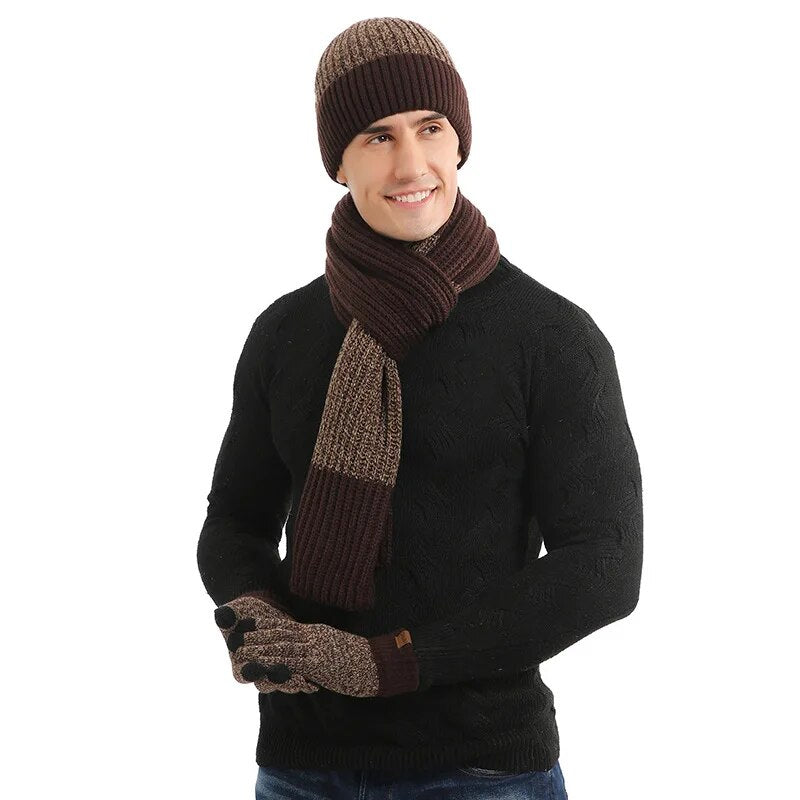 Strickset mit Wollmütze, Handschuhen und Schal