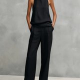 Elegantes Damen-Set in Schwarz mit rundem Ausschnitt, ärmellosem Oberteil und Hose.