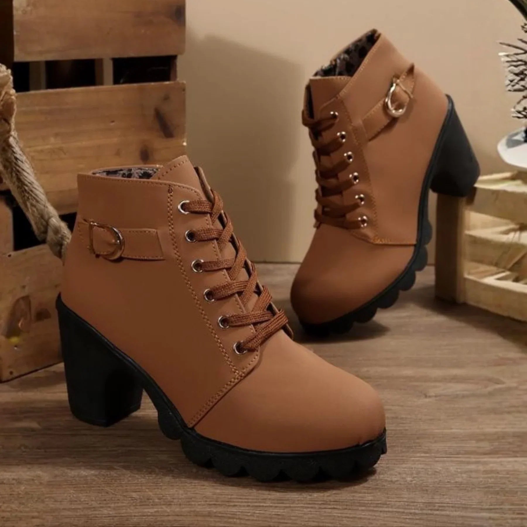 Mina™ - Schicke Schnürstiefeletten mit Metallschnalle