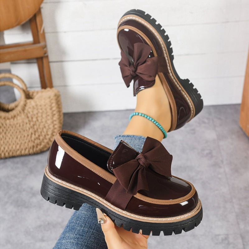 Glänzende grüne Slipper mit chunky gepolsterter Sohle