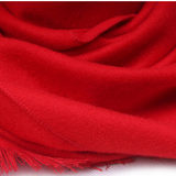 Roter Kaschmirschal mit weichem und warmem Material