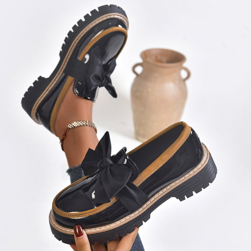 Glänzende grüne Slipper mit chunky gepolsterter Sohle