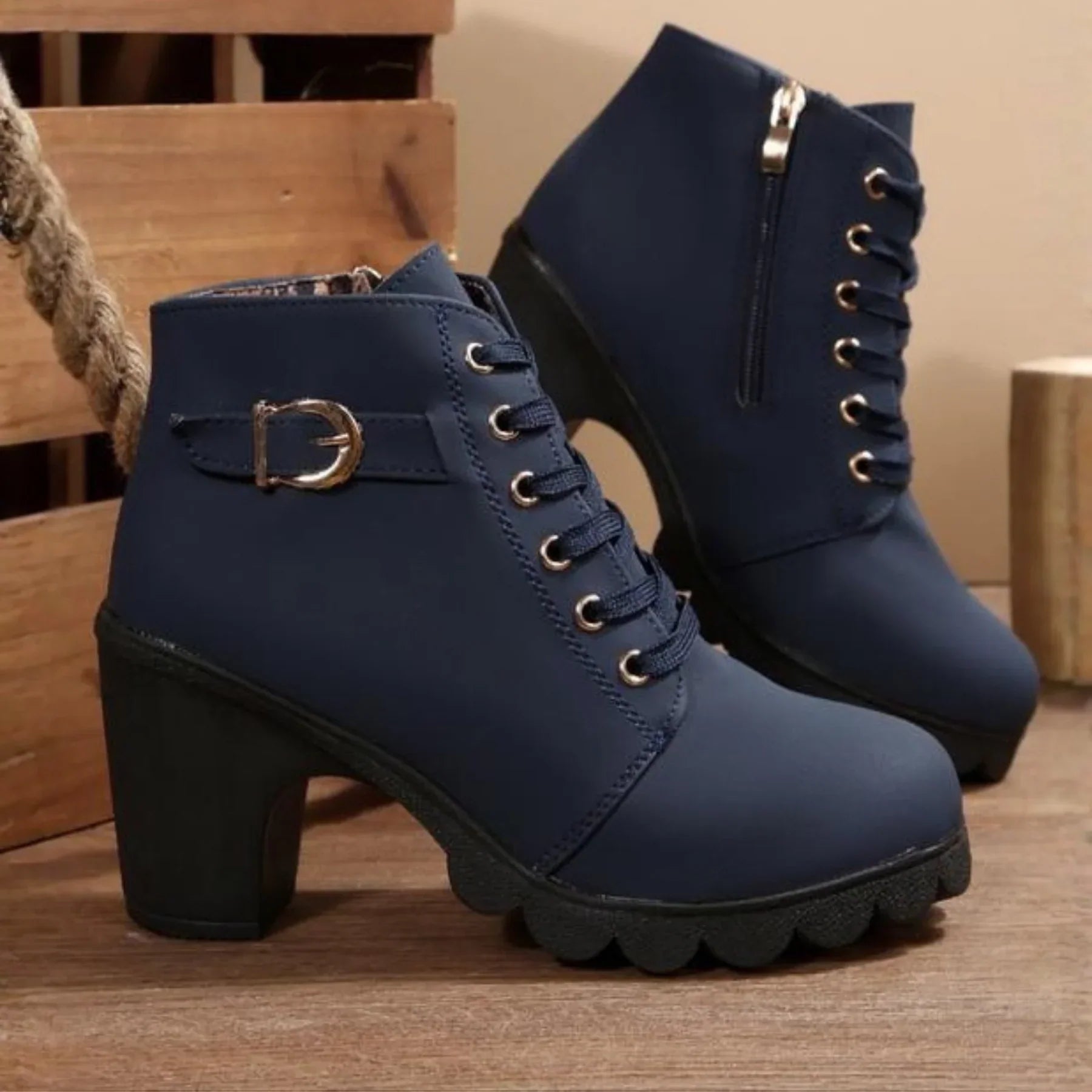 Mina™ - Schicke Schnürstiefeletten mit Metallschnalle
