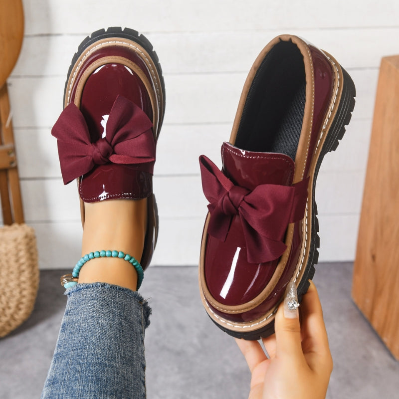 Glänzende grüne Slipper mit chunky gepolsterter Sohle