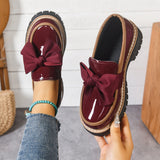 Glänzende grüne Slipper mit chunky gepolsterter Sohle