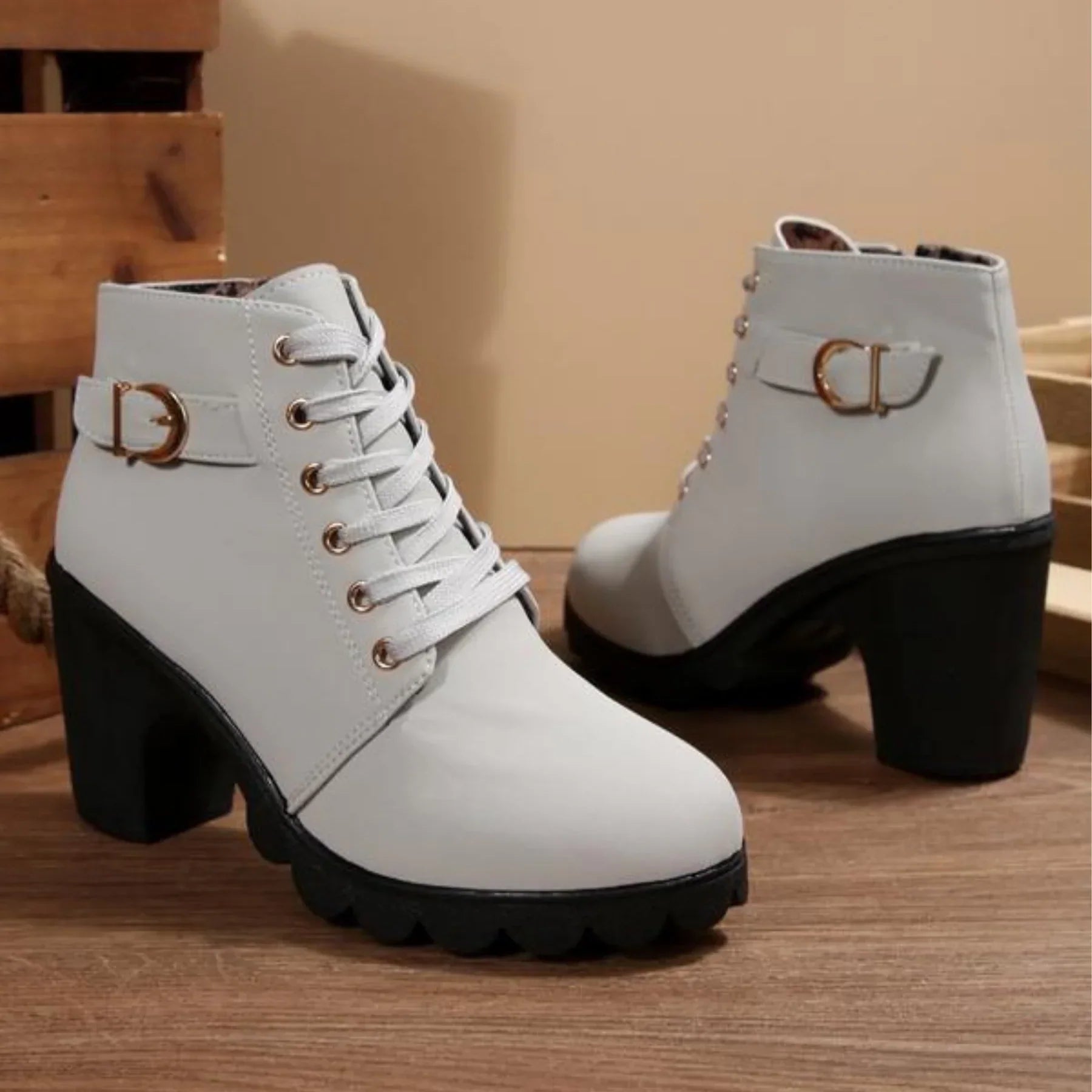 Mina™ - Schicke Schnürstiefeletten mit Metallschnalle
