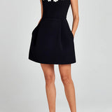Cindy | Feminines Mini-Kleid mit Blumenapplikationen