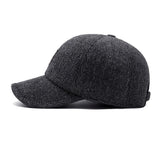 Klassische Wintermütze mit Ohrenschutz und Snapback-Design