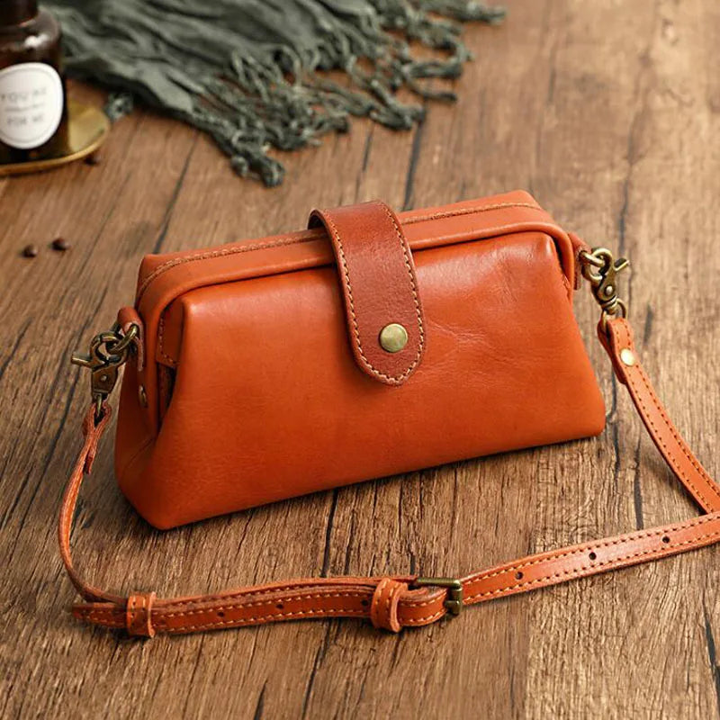 Herdis | Klassische und kompakte Tasche in warmem Cognac-Ton