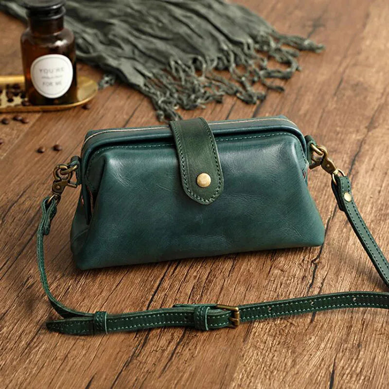 Herdis | Klassische und kompakte Tasche in warmem Cognac-Ton
