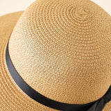 Sonnenhut mit breiter Krempe und Satinband