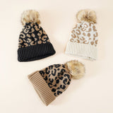 Damen Strickmütze mit Leopardenmuster und Kunstfell-Pompon