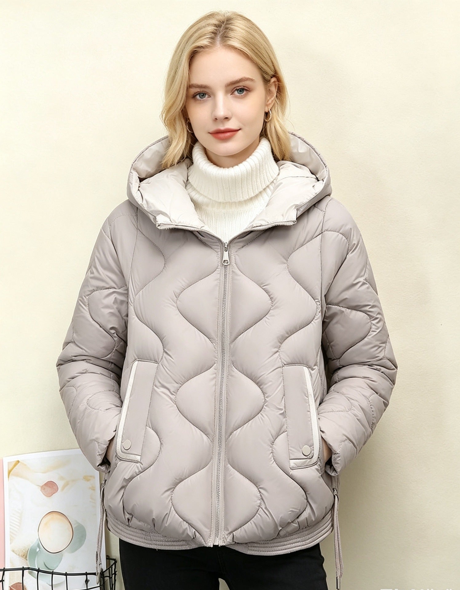 Damen wattierte Kurzjacke mit Herzsteppung, abgerundetem Saum und Kapuze