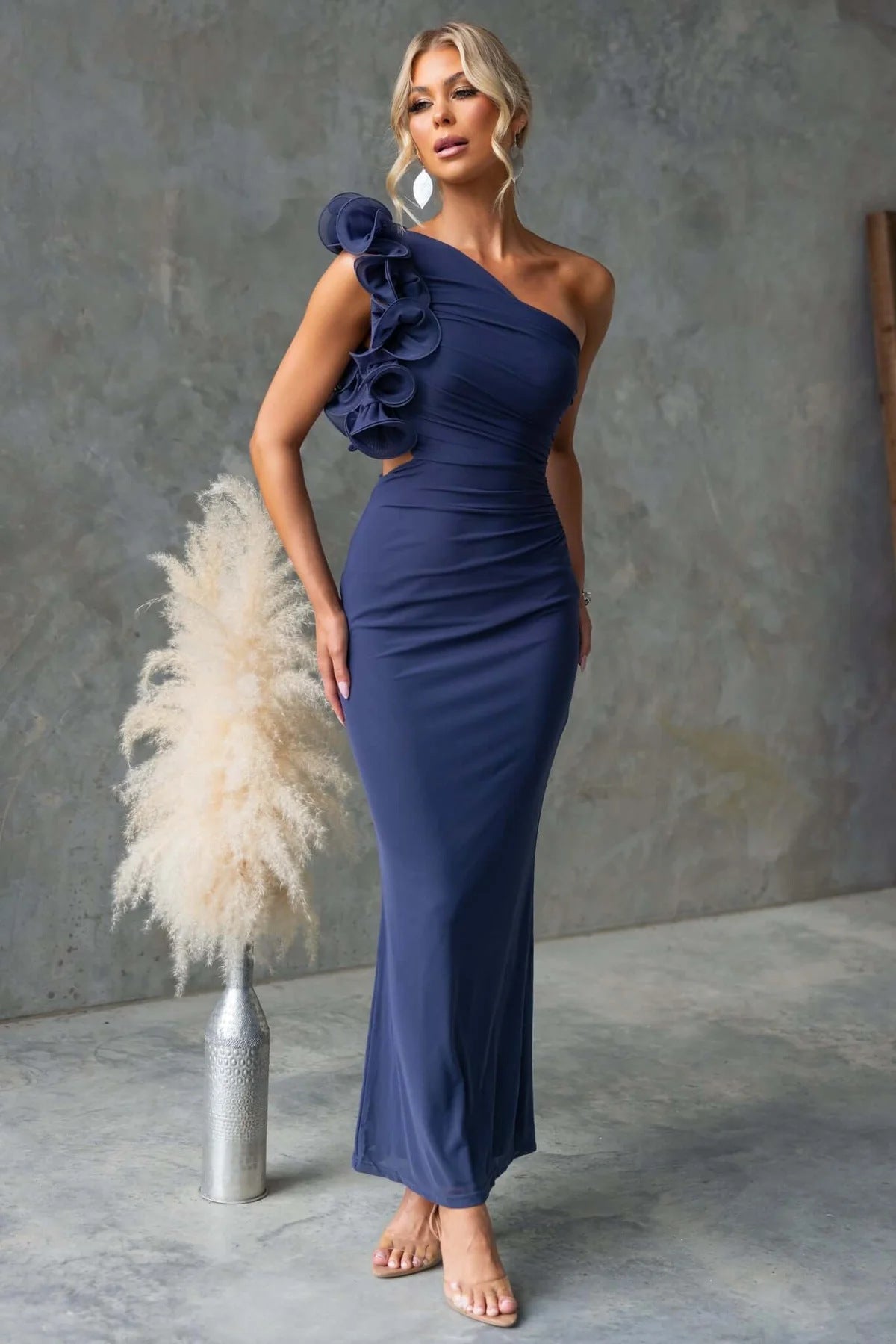 Damen Maxikleid mit einem Schulterträger und Rüsche