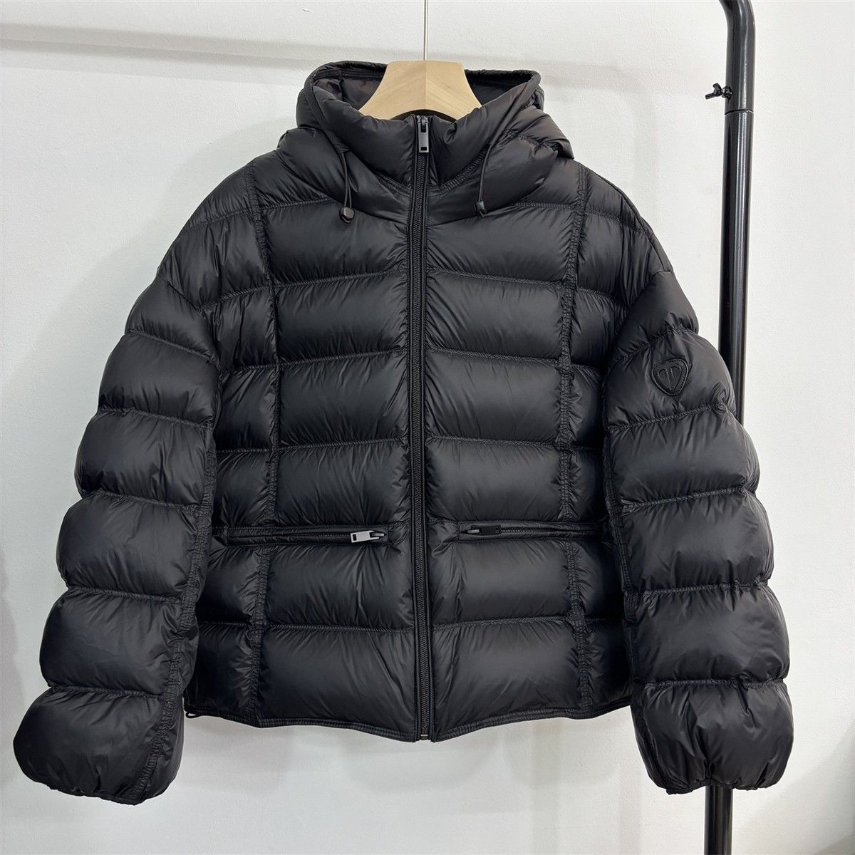 Damen kurz geschnittene Thermo-Steppjacke mit Kapuze und Reißverschlusstaschen