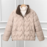 Damen kurze gesteppte Pufferjacke mit Bogensteppung und Druckknopfblende