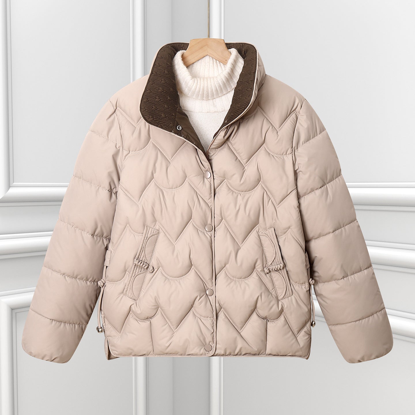 Damen kurze gesteppte Pufferjacke mit Bogensteppung und Druckknopfblende