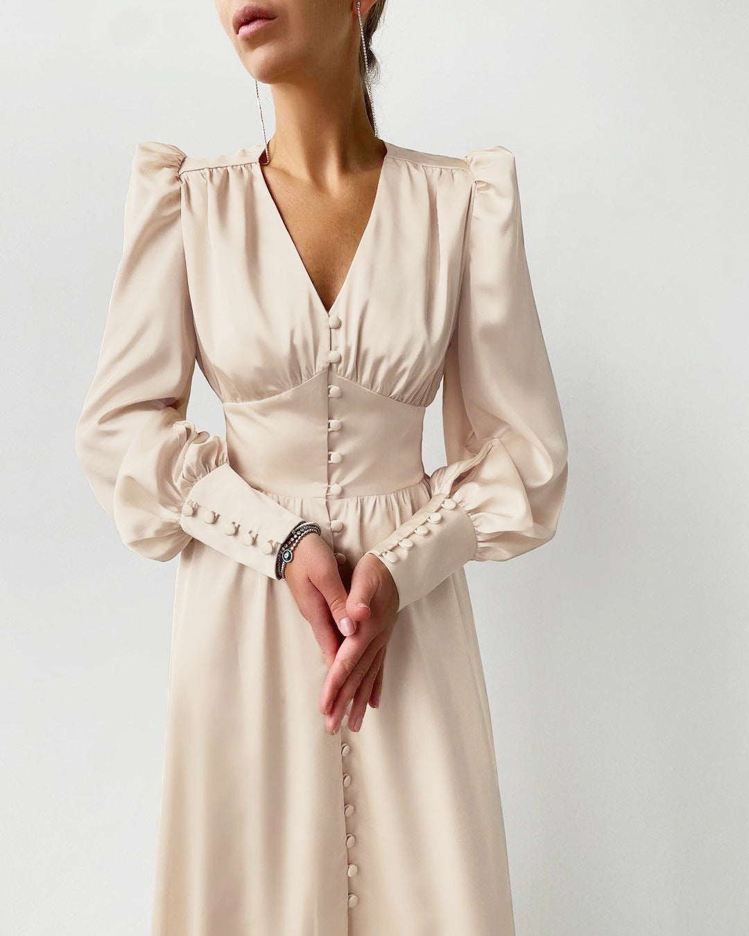Arya | Damen-Midikleid mit V-Ausschnitt und Knöpfen
