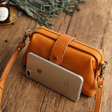 Herdis | Klassische und kompakte Tasche in warmem Cognac-Ton