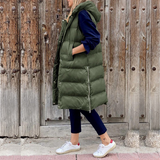 Ärmellose Jacke mit Kapuze und Knöpfen