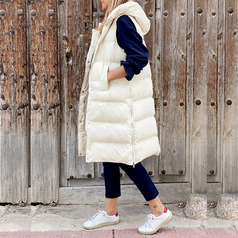 Ärmellose Jacke mit Kapuze und Knöpfen