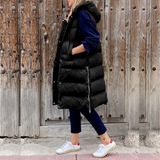Ärmellose Jacke mit Kapuze und Knöpfen