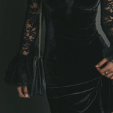 Orinthia – Samt-Minikleid mit Spitzenbesatz