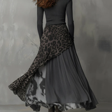 Maxi-Kleid mit grauen Streifen und Leopardenmuster, unregelmäßiger Saum