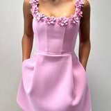 Cindy | Feminines Mini-Kleid mit Blumenapplikationen